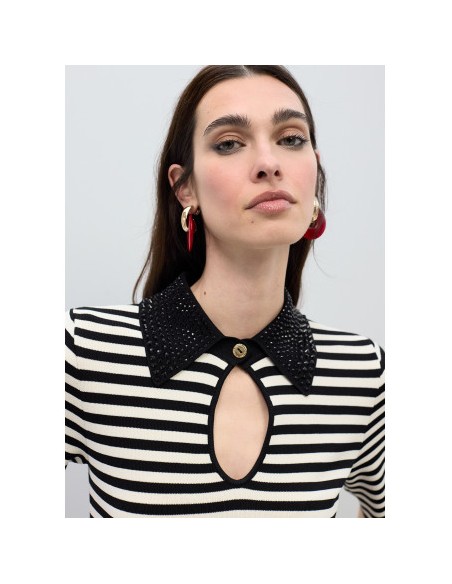 CAMISETA-BICOLOR-CUELLO-POLO-STRASS-BOTÓN-CUELLO-LOLA-CASADEMUNT