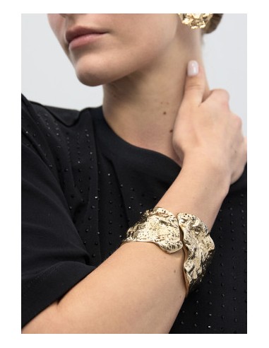 BRAZALETE-DORADO-IRREGULAR-CIERRE-BISAGRA-LOLA-CASADEMUNT