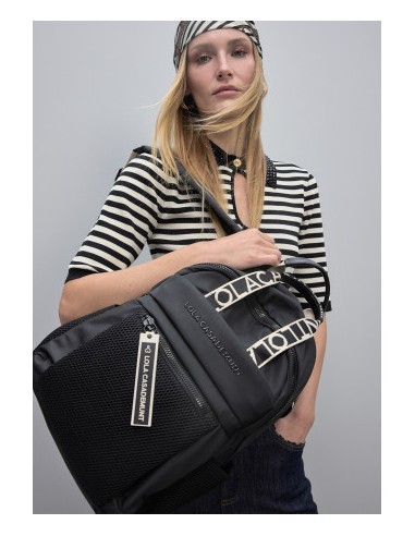 MOCHILA-NYLON-NEGRA-ASAS-LOGOTIPADAS-BOLSILLOS-MALLA-LOLA-CASADEMUNT