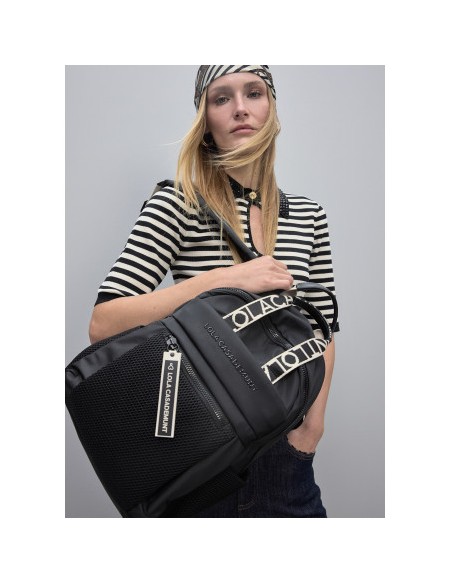 MOCHILA-NYLON-NEGRA-ASAS-LOGOTIPADAS-BOLSILLOS-MALLA-LOLA-CASADEMUNT