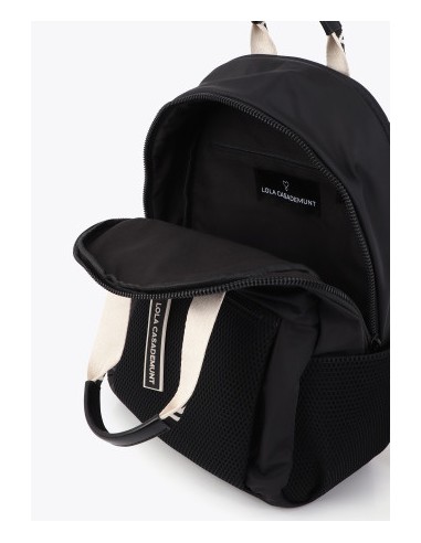 MOCHILA-NYLON-NEGRA-ASAS-LOGOTIPADAS-BOLSILLOS-MALLA-LOLA-CASADEMUNT