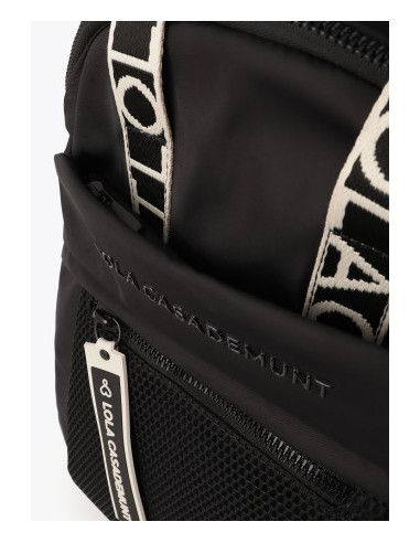MOCHILA-NYLON-NEGRA-ASAS-LOGOTIPADAS-BOLSILLOS-MALLA-LOLA-CASADEMUNT