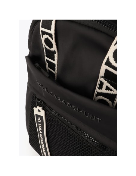 MOCHILA-NYLON-NEGRA-ASAS-LOGOTIPADAS-BOLSILLOS-MALLA-LOLA-CASADEMUNT