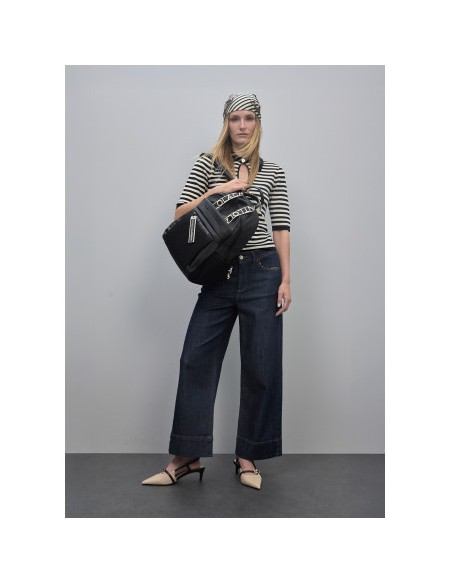 MOCHILA-NYLON-NEGRA-ASAS-LOGOTIPADAS-BOLSILLOS-MALLA-LOLA-CASADEMUNT