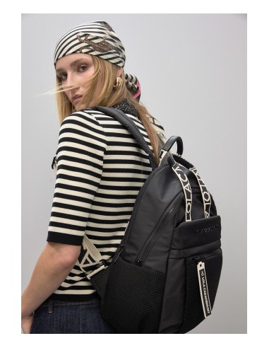 MOCHILA-NYLON-NEGRA-ASAS-LOGOTIPADAS-BOLSILLOS-MALLA-LOLA-CASADEMUNT