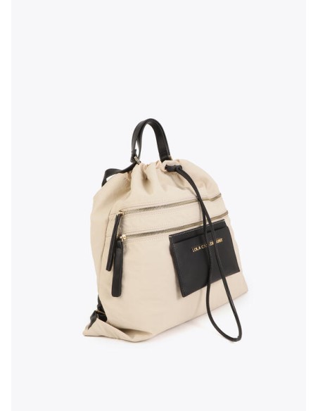 MOCHILA-SACO-CRUDO-DETALLES-NEGROS-CIERRE-CORDÓN-AJUSTABLE-VOMÀRTIMENTOS-FRONTALES-ASA-MANO-ASAS-REGULABLES-LOLA-CASADEMUNT