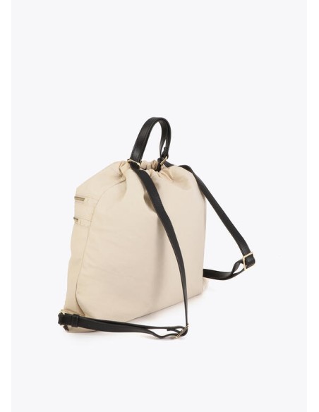 MOCHILA-SACO-CRUDO-DETALLES-NEGROS-CIERRE-CORDÓN-AJUSTABLE-VOMÀRTIMENTOS-FRONTALES-ASA-MANO-ASAS-REGULABLES-LOLA-CASADEMUNT