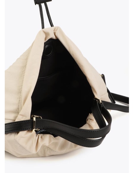 MOCHILA-SACO-CRUDO-DETALLES-NEGROS-CIERRE-CORDÓN-AJUSTABLE-VOMÀRTIMENTOS-FRONTALES-ASA-MANO-ASAS-REGULABLES-LOLA-CASADEMUNT