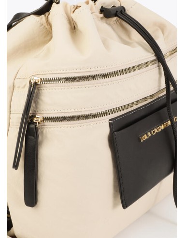 MOCHILA-SACO-CRUDO-DETALLES-NEGROS-CIERRE-CORDÓN-AJUSTABLE-VOMÀRTIMENTOS-FRONTALES-ASA-MANO-ASAS-REGULABLES-LOLA-CASADEMUNT