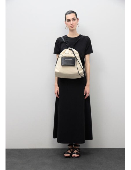 MOCHILA-SACO-CRUDO-DETALLES-NEGROS-CIERRE-CORDÓN-AJUSTABLE-VOMÀRTIMENTOS-FRONTALES-ASA-MANO-ASAS-REGULABLES-LOLA-CASADEMUNT