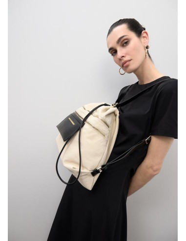 MOCHILA-SACO-CRUDO-DETALLES-NEGROS-CIERRE-CORDÓN-AJUSTABLE-VOMÀRTIMENTOS-FRONTALES-ASA-MANO-ASAS-REGULABLES-LOLA-CASADEMUNT