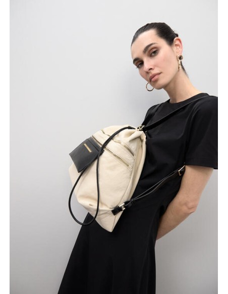 MOCHILA-SACO-CRUDO-DETALLES-NEGROS-CIERRE-CORDÓN-AJUSTABLE-VOMÀRTIMENTOS-FRONTALES-ASA-MANO-ASAS-REGULABLES-LOLA-CASADEMUNT