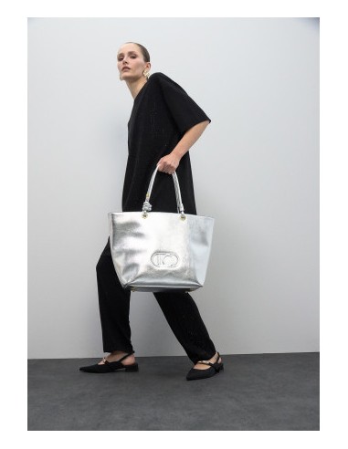 SHOPPER-DESESTRUCTURADO-FLEXIBLE-SUAVE-DOS-ASAS-LOGO-RELIEVE-LOLA-CASADEMUNT