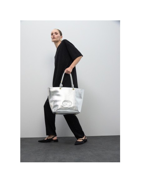 SHOPPER-DESESTRUCTURADO-FLEXIBLE-SUAVE-DOS-ASAS-LOGO-RELIEVE-LOLA-CASADEMUNT