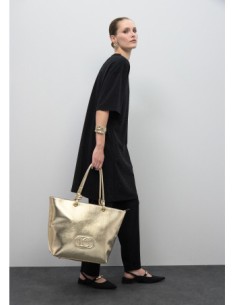 SHOPPER-DESESTRUCTURADO-FLEXIBLE-SUAVE-DOS-ASAS-LOGO-RELIEVE-LOLA-CASADEMUNT 2