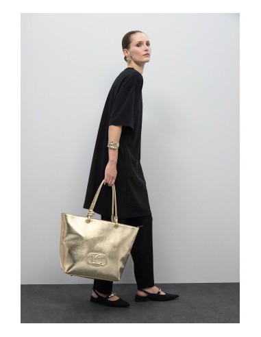 SHOPPER-DESESTRUCTURADO-FLEXIBLE-SUAVE-DOS-ASAS-LOGO-RELIEVE-LOLA-CASADEMUNT