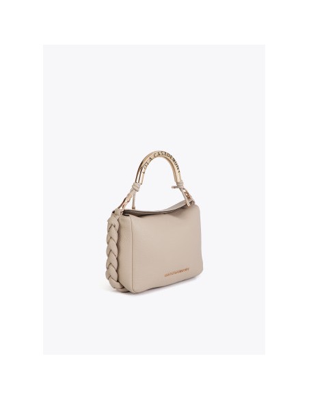 BOLSO-BANDOLERA-CRUDO-ASA-METÁLICA-LOGOTIPADA-ASA-BANDOLERA-CIERRE-IMÁN-LOLA-CASADEMUNT