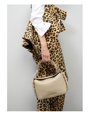 BOLSO-BANDOLERA-CRUDO-ASA-METÁLICA-LOGOTIPADA-ASA-BANDOLERA-CIERRE-IMÁN-LOLA-CASADEMUNT