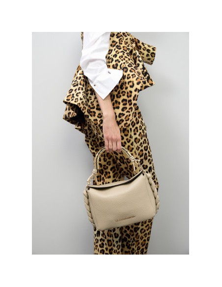 BOLSO-BANDOLERA-CRUDO-ASA-METÁLICA-LOGOTIPADA-ASA-BANDOLERA-CIERRE-IMÁN-LOLA-CASADEMUNT