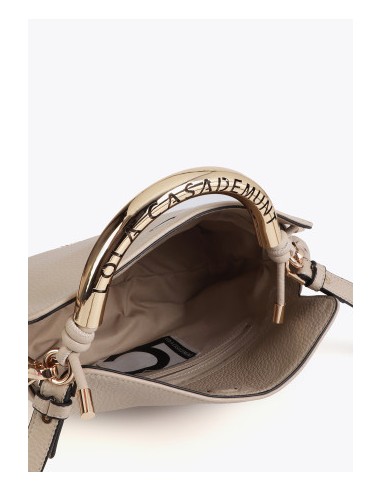 BOLSO-BANDOLERA-CRUDO-ASA-METÁLICA-LOGOTIPADA-ASA-BANDOLERA-CIERRE-IMÁN-LOLA-CASADEMUNT