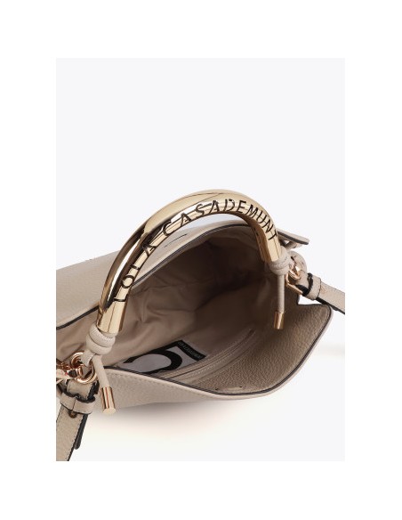 BOLSO-BANDOLERA-CRUDO-ASA-METÁLICA-LOGOTIPADA-ASA-BANDOLERA-CIERRE-IMÁN-LOLA-CASADEMUNT