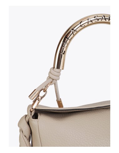 BOLSO-BANDOLERA-CRUDO-ASA-METÁLICA-LOGOTIPADA-ASA-BANDOLERA-CIERRE-IMÁN-LOLA-CASADEMUNT