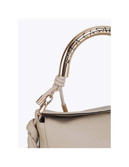 BOLSO-BANDOLERA-CRUDO-ASA-METÁLICA-LOGOTIPADA-ASA-BANDOLERA-CIERRE-IMÁN-LOLA-CASADEMUNT