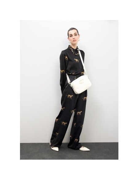 BANDOLERA-PESPUNTES-MONOGRAMA-CUERRE-CREMALLERA-ASA-BANDOLERA-LOGO-AL-TONO-LOLA-CASADEMUNT