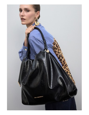 SHOPPER-ACABADO-BRILLANTE.LAZO-ASA-HOMBRO-CIERRE-IMÁN-LOGO-DORADO-FRONTAL-LOLA-CASADEMUNT