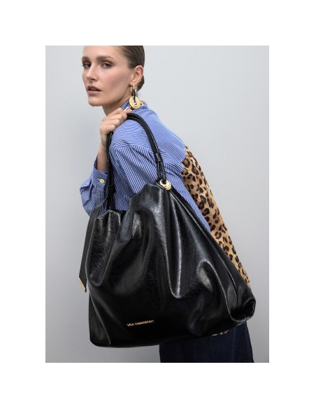 SHOPPER-ACABADO-BRILLANTE.LAZO-ASA-HOMBRO-CIERRE-IMÁN-LOGO-DORADO-FRONTAL-LOLA-CASADEMUNT