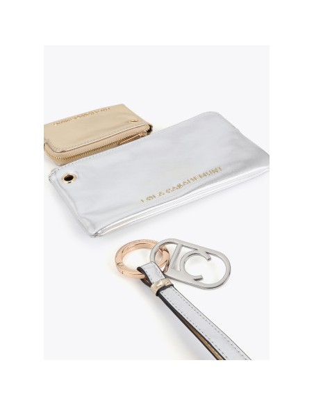 MONEDERO-DOBLE-PLATEADO-DORADO--ASA-MANO-COLGANTE-LOGO-OVALADO-CIERRE-CREMALLERA-LOLA-CASADEMUNT
