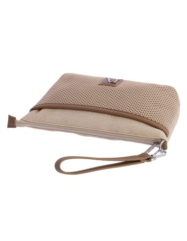 BOLSO-MANO-BEIGE-NYLON-DETALLE-MALLA-FRONTAL-ASA-MANO-LOGO-FRONTAL-COMPARTIMENTO-TRASERO-LOLA-CASADEMUNT