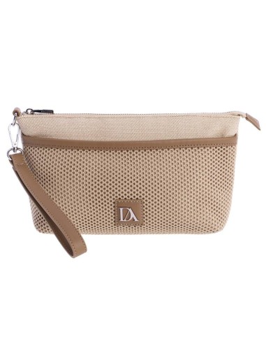 BOLSO-MANO-BEIGE-NYLON-DETALLE-MALLA-FRONTAL-ASA-MANO-LOGO-FRONTAL-COMPARTIMENTO-TRASERO-LOLA-CASADEMUNT