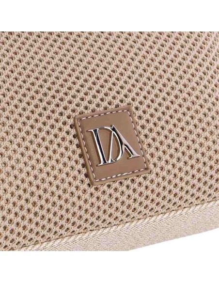BOLSO-MANO-BEIGE-NYLON-DETALLE-MALLA-FRONTAL-ASA-MANO-LOGO-FRONTAL-COMPARTIMENTO-TRASERO-LOLA-CASADEMUNT