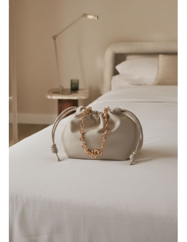 BOLSO-MINI-SACO-BEIGE-CORDONES-AJUSTABLES-CIERRE-IMÁN-ASA-DORADA-ESTABONES-NOCO-COMPLEMENTOS