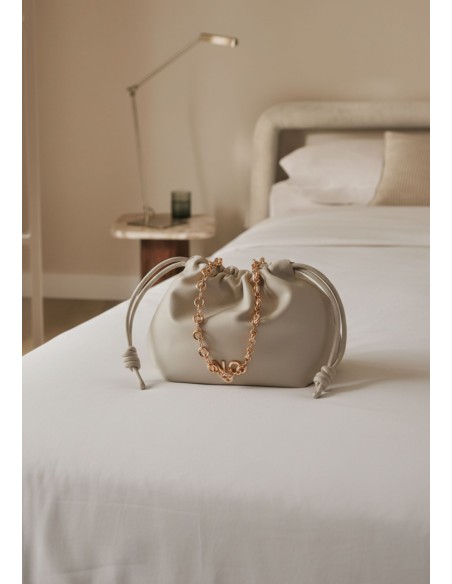 BOLSO-MINI-SACO-BEIGE-CORDONES-AJUSTABLES-CIERRE-IMÁN-ASA-DORADA-ESTABONES-NOCO-COMPLEMENTOS