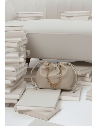 BOLSO-MINI-SACO-BEIGE-CORDONES-AJUSTABLES-CIERRE-IMÁN-ASA-DORADA-ESTABONES-NOCO-COMPLEMENTOS