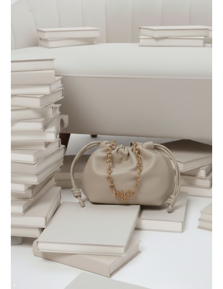 BOLSO-MINI-SACO-BEIGE-CORDONES-AJUSTABLES-CIERRE-IMÁN-ASA-DORADA-ESTABONES-NOCO-COMPLEMENTOS