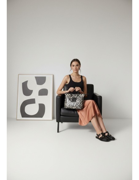 BOLSO-SHOPPER-CHAROL-ESTAMPADO-CEBRA-PIELVEGANA-NEGRA-DOS-ASAS-ASA-BANDOLERA-NOCO-COMPLEMENTOS