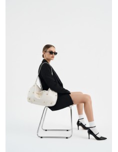 MAXI-BOLSO-XL-BLANCO-PIEL-VEGANA-BLANDA-ASAS-HOMBRO-TACHUELAS-DORADAS-NOCO-COMPLEMENTOS