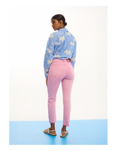 PANTALONES-ROSAS-LIGERA-CAMPANA-DESHILACHADO-BOTONES-FRONTALES-LOLA-CASADEMUNT