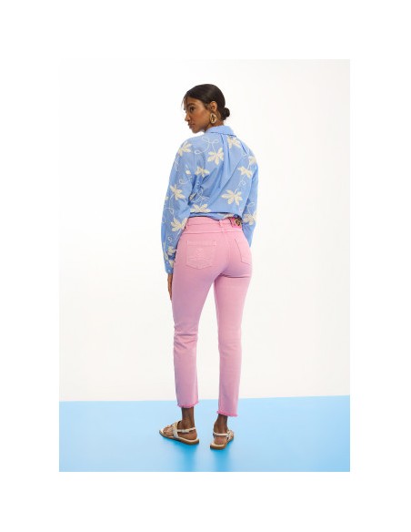 PANTALONES-ROSAS-LIGERA-CAMPANA-DESHILACHADO-BOTONES-FRONTALES-LOLA-CASADEMUNT