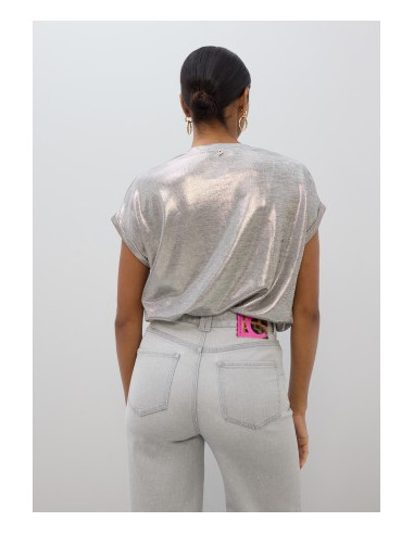 CAMISETA-PLATEADA-CUELLO-PICO-LAMINADO-MANGA-CORTA-LOLA-CASADEMUNT