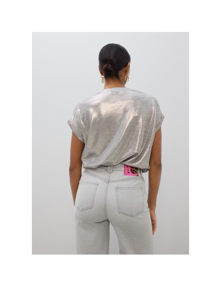 CAMISETA-PLATEADA-CUELLO-PICO-LAMINADO-MANGA-CORTA-LOLA-CASADEMUNT