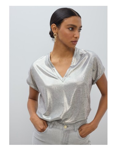 CAMISETA-PLATEADA-CUELLO-PICO-LAMINADO-MANGA-CORTA-LOLA-CASADEMUNT