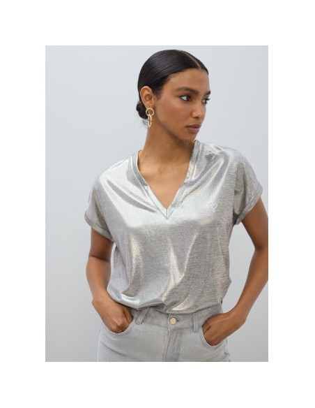 CAMISETA-PLATEADA-CUELLO-PICO-LAMINADO-MANGA-CORTA-LOLA-CASADEMUNT