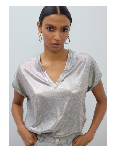 CAMISETA-PLATEADA-CUELLO-PICO-LAMINADO-MANGA-CORTA-LOLA-CASADEMUNT