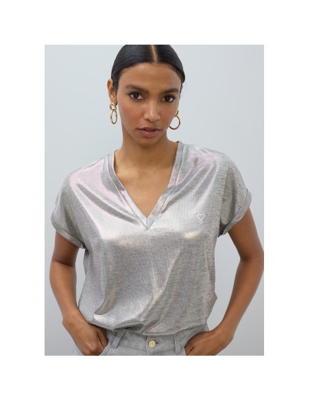 CAMISETA-PLATEADA-CUELLO-PICO-LAMINADO-MANGA-CORTA-LOLA-CASADEMUNT