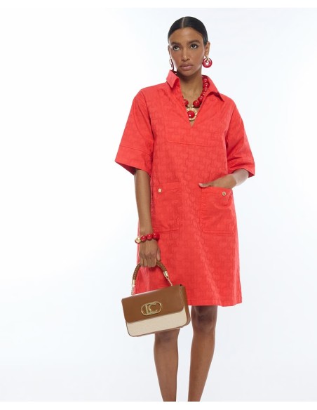 VESTIDO-CORTO-CORAL-SARGA-LOGO-JACQUARD-BOLSILLOS-FRONTALES-LOLA-CASADEMUNT