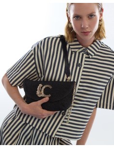 BANDOLERA-EFECTO-RAFIA-CIERRE-SOLAPA-IMÁN-ASA-LARGA-COMBINADA-CADENA-DORADA-LOLA-CASADEMUNT 2